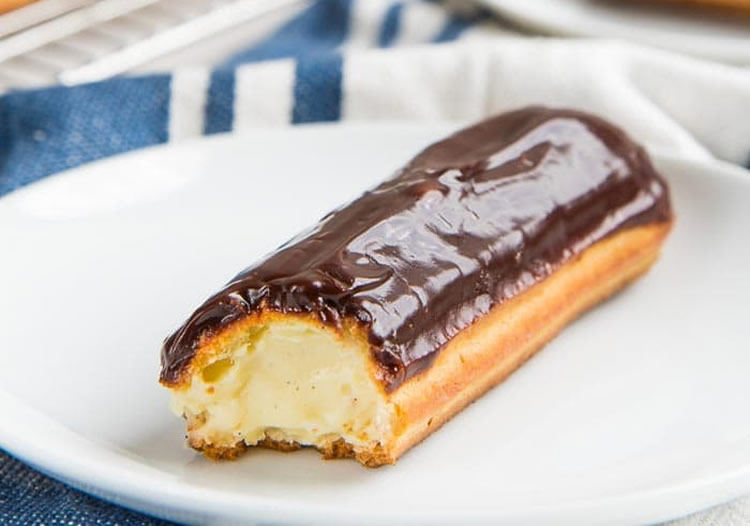 Éclair au chocolat maison avec crème pâtissière au chocolat noir - Pâtisserie artisanale Paris