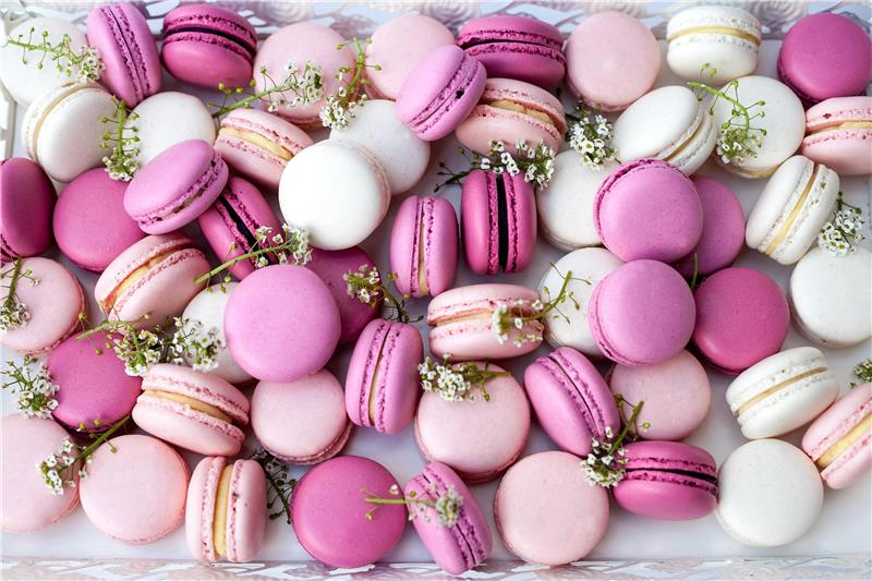Assortiment de macarons colorés artisanaux de PortfolioPatisserie Paris - rose, blanc et framboise