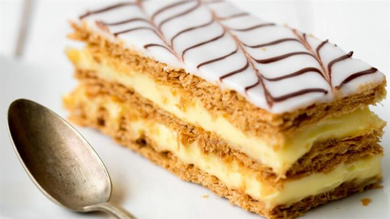 Mille-feuille à la vanille avec pâte feuilletée croustillante - Pâtisserie artisanale Paris