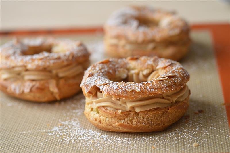Paris-Brest traditionnel avec praliné noisette et amandes effilées - Pâtisserie artisanale Paris