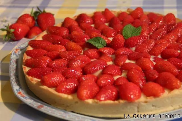 Tarte aux fraises fraîches sur pâte sablée et crème d'amande - Pâtisserie artisanale Paris
